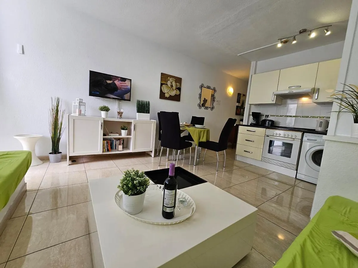 Casa Palmera 3 Only 150 Metres To The Beach, Heated Pool, Wifi, Sat-Tv, Balcony Arona