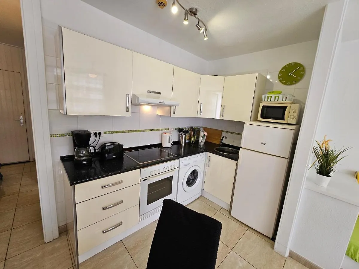 Casa Palmera 3 Only 150 Metres To The Beach, Heated Pool, Wifi, Sat-Tv, Balcony Arona